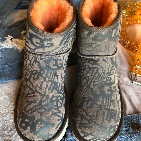 UGG Size 7 Mini Boot Graffiti UGG Orange/Tan/Brown - Picture 5 of 16